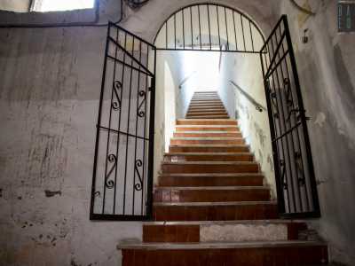 Infine attraverso un portoncino in ferro saliamo una ripida scala che ci porta al secondo piano...